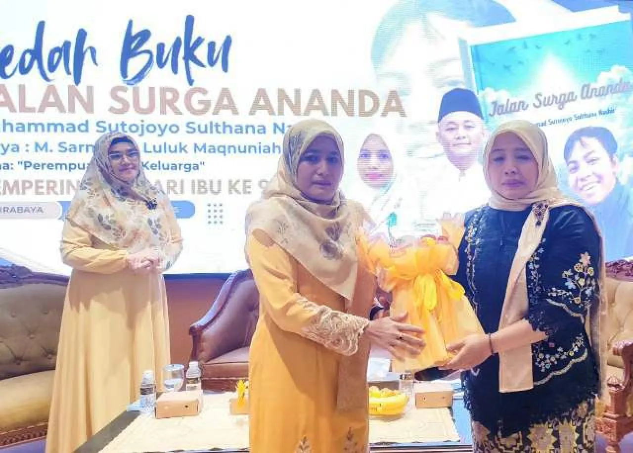 Diwarnai Isak Tangis, Istri Sekjen Golkar Luncurkan Buku Jalan Surga untuk Ananda