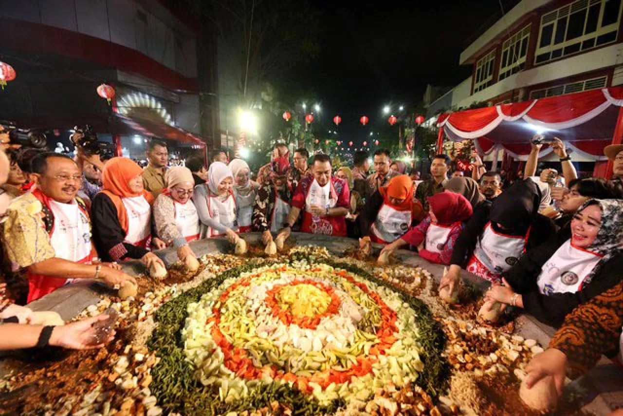 Festival Rujak Uleg Surabaya Masuk KEN 2025, Unik karena Pakai Cingur Sapi!