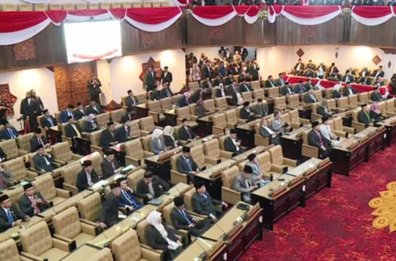 Khofifah Paparkan Visi-Misi 2025-2030, Puluhan Anggota DPRD Jatim Mangkir!