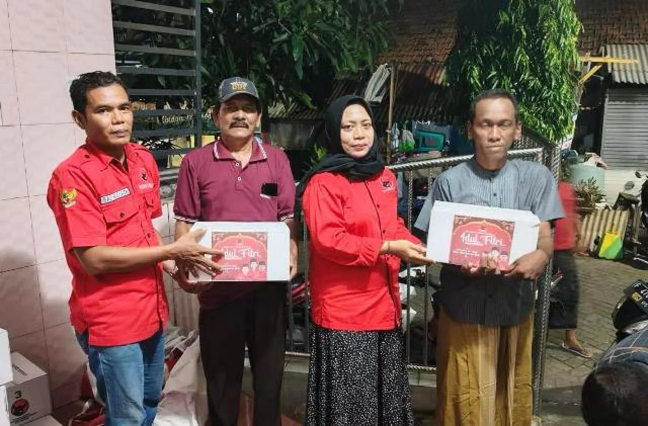 Perhatikan Kader, PDIP Surabaya Bagikan 8 Ribu Bingkisan Lebaran hingga Akar Rumput!