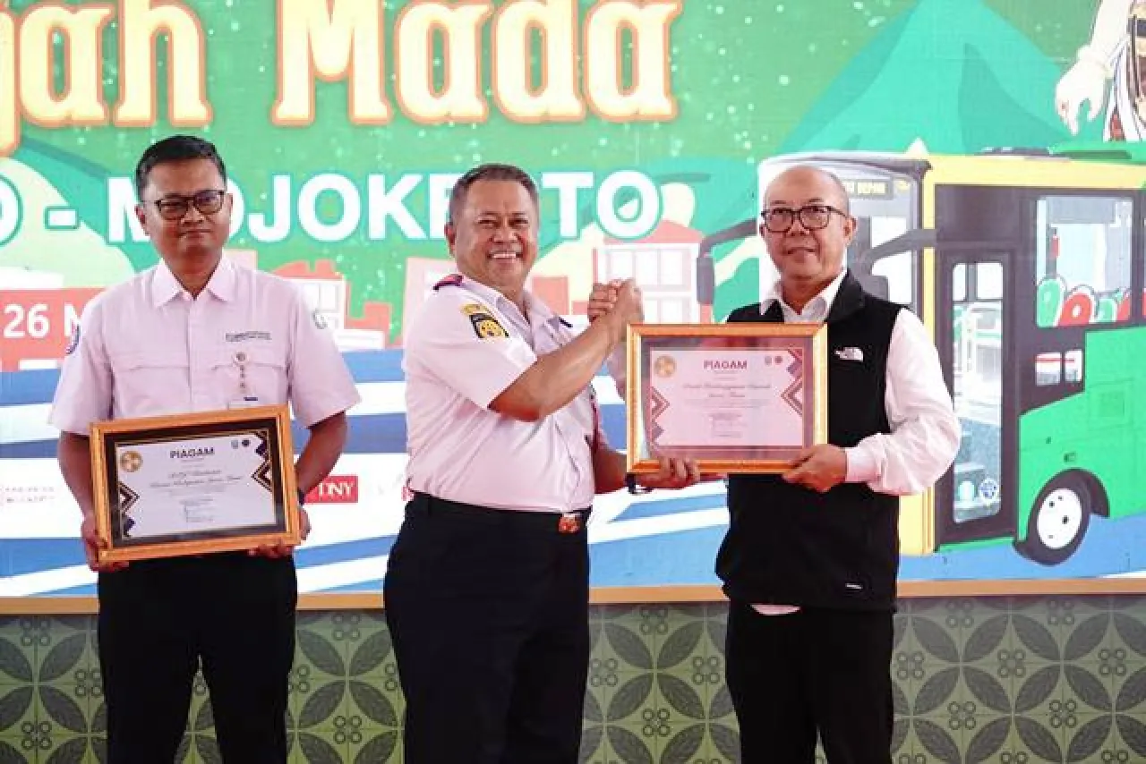 Dukung Layanan Nontunai di Trans Jatim, Bank Jatim Dapat Apresiasi Dari Pemprov