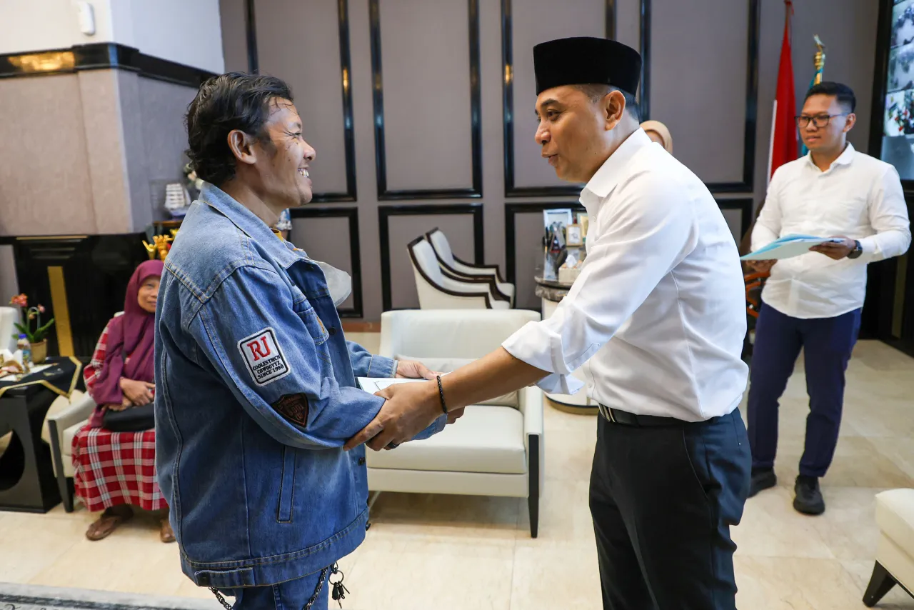 7 Warung di Surabaya Ikut Dibakar Pendemo, Eri Cahyadi Ulurkan Bantuan