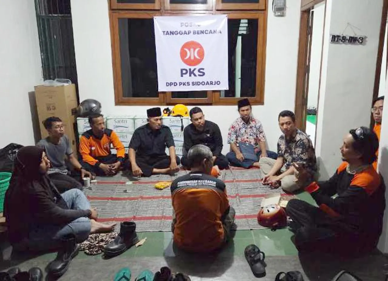 PKS Jatim Dirikan Posko di Sekitar Al Khoziny, Relawan Standby Sampai Tuntas!