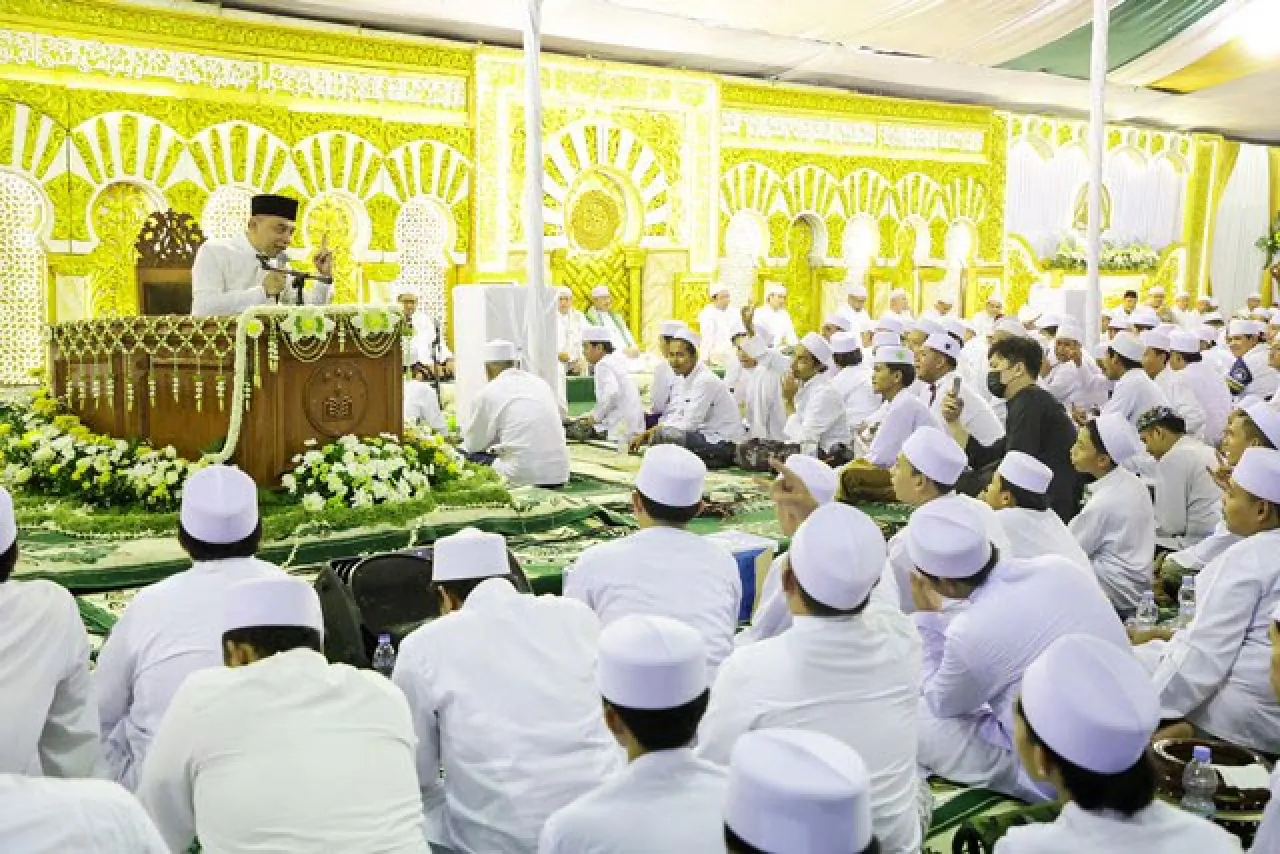 Peringati Hari Pahlawan, Eri Cahyadi Dzikir Bareng Ribuan Bonek!