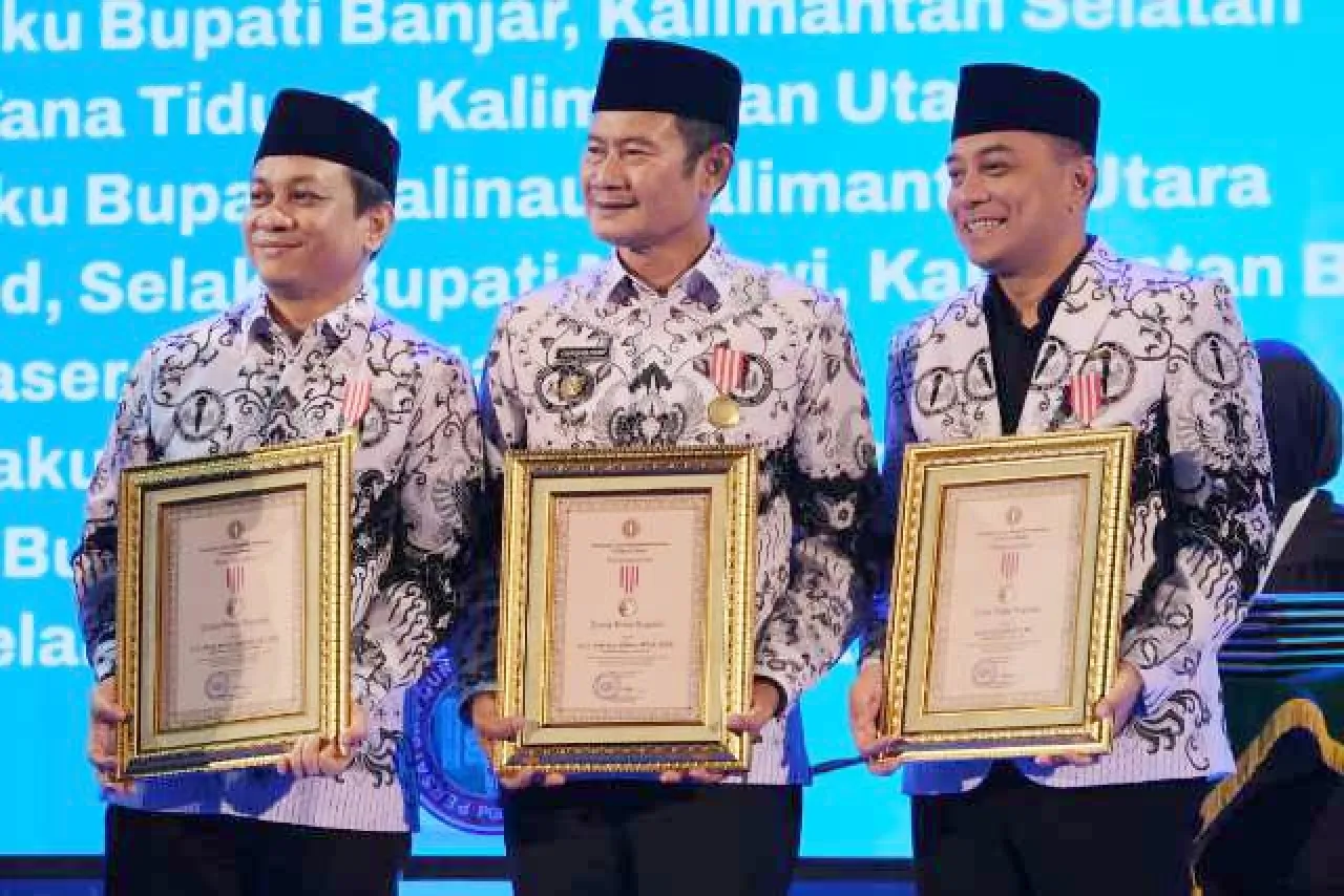 Peduli Kesejahteraan Guru, Eri Cahyadi Diganjar Penghargaan Level Nasional!