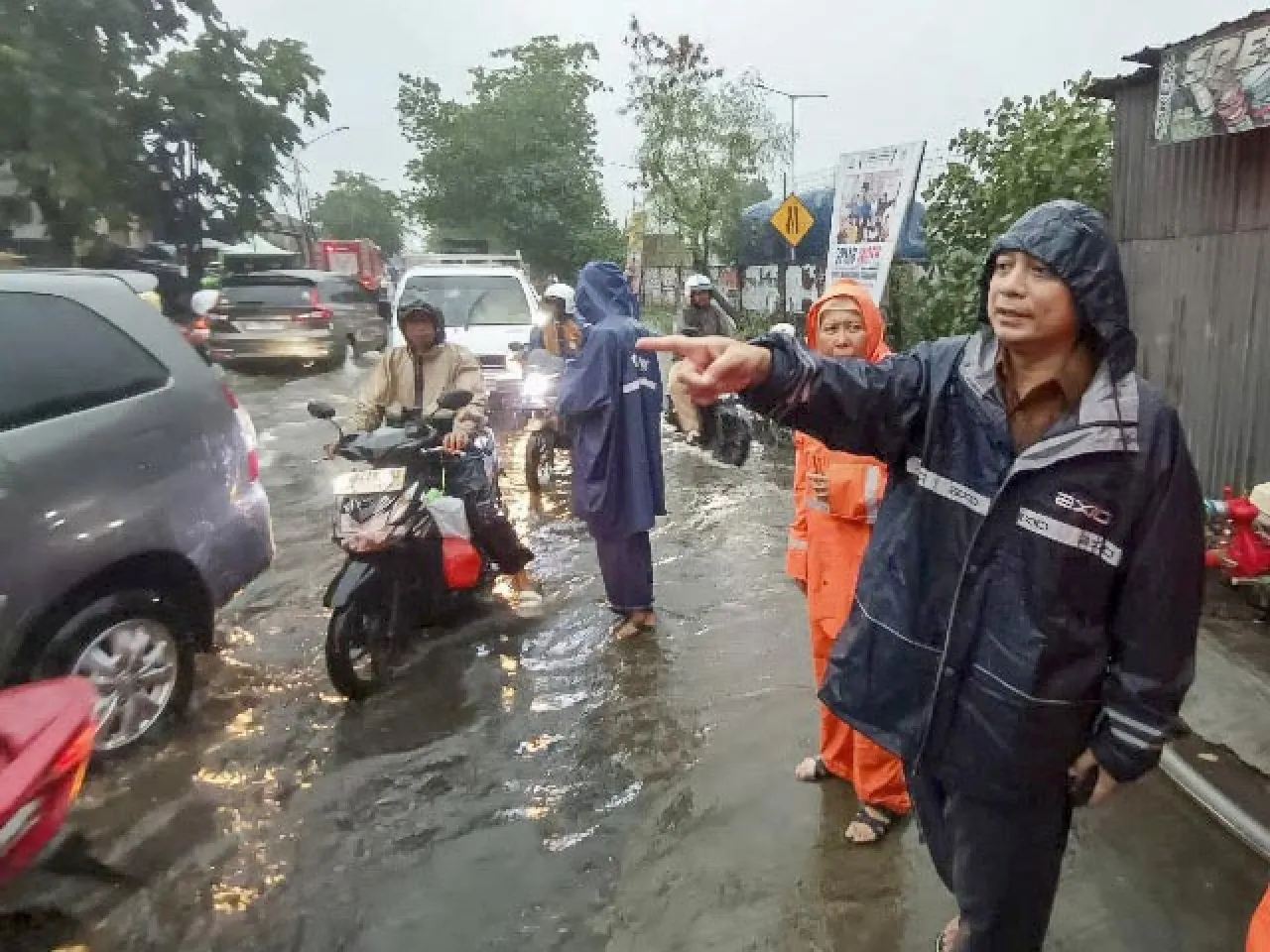Bangunan di Saluran Air Bikin Surabaya Tergenang, Eri Cahyadi: Bongkar Saja!