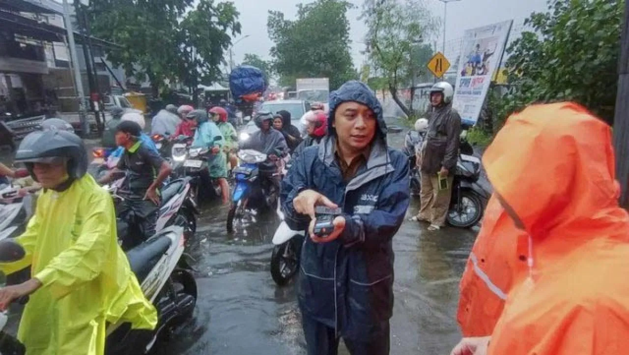 Air Hujan di Surabaya Diduga Tercemar Mikroplastik, DLH Lakukan Pengujian!