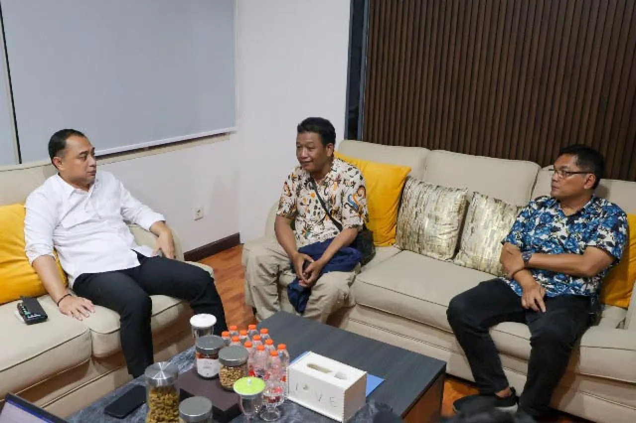 Korban Pungli Wira Wiri Blakblakan di Depan Eri Cahyadi: Diminta Rp 8 Juta!