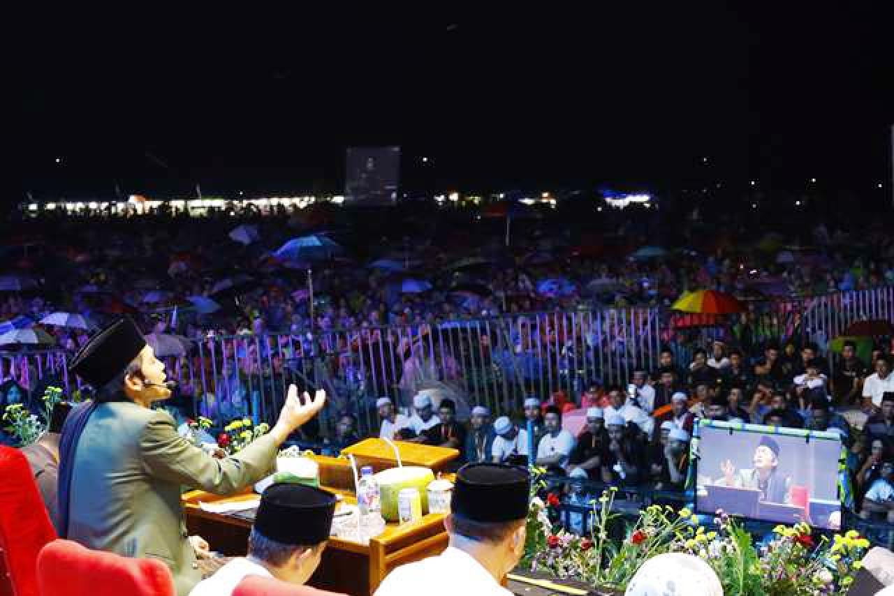 Pengajian Gus Iqdam di Banyuwangi Membeludak, Bupati Ipuk: Kita Butuh Dekengan Pusat!