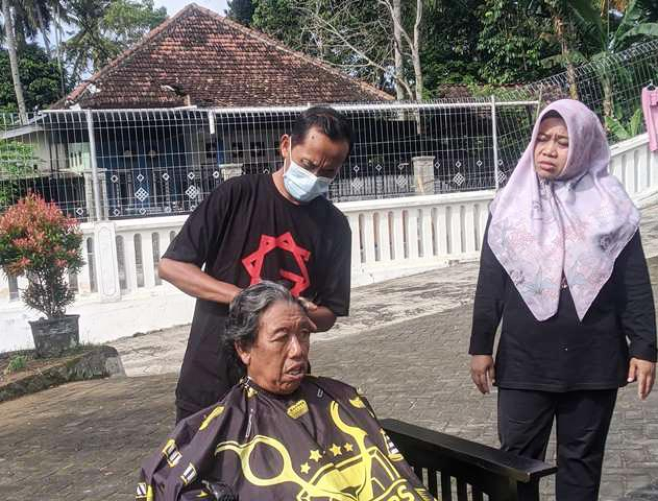 Mulia! Tukang Cukur di Banyuwangi Rutin Beri Layanan Gratis bagi Lansia hingga ODGJ
