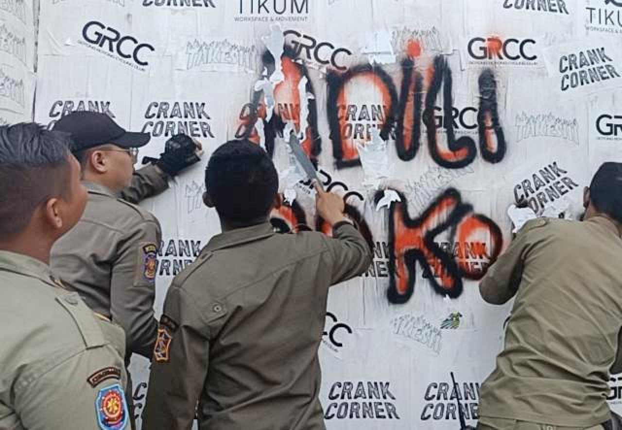 Aksi Vandalisme "Adili Jokowi" Marak di Surabaya, Satpol PP Turun Tangan!