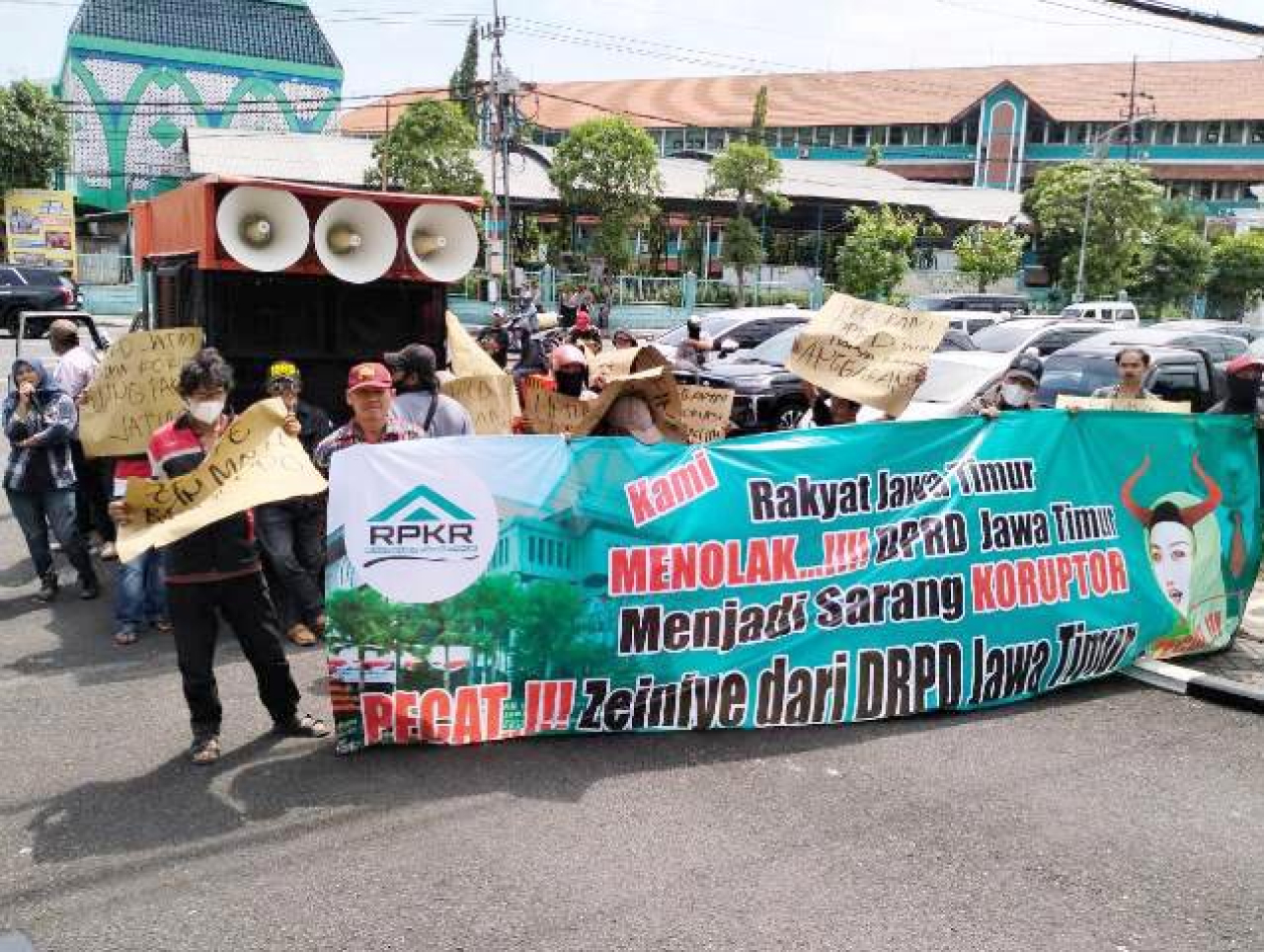 Demo RPKR Tuntut BK Copot Zeiniye: DPRD Jatim Jangan Jadi Sarang Koruptor!