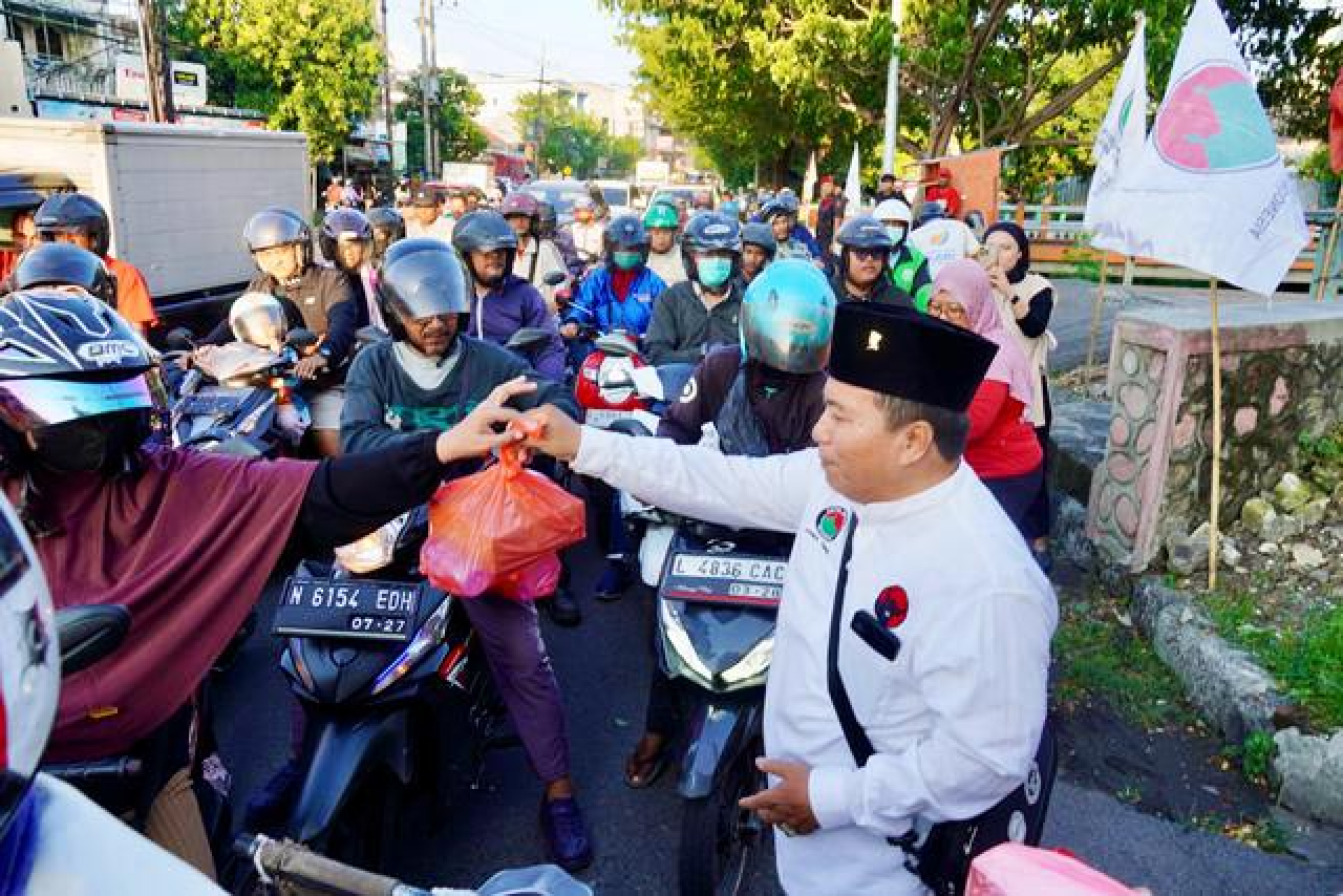 Disupport Said Abdullah, PDIP Jatim Bagi 500 Paket Takjil Tiap Hari selama Ramadhan