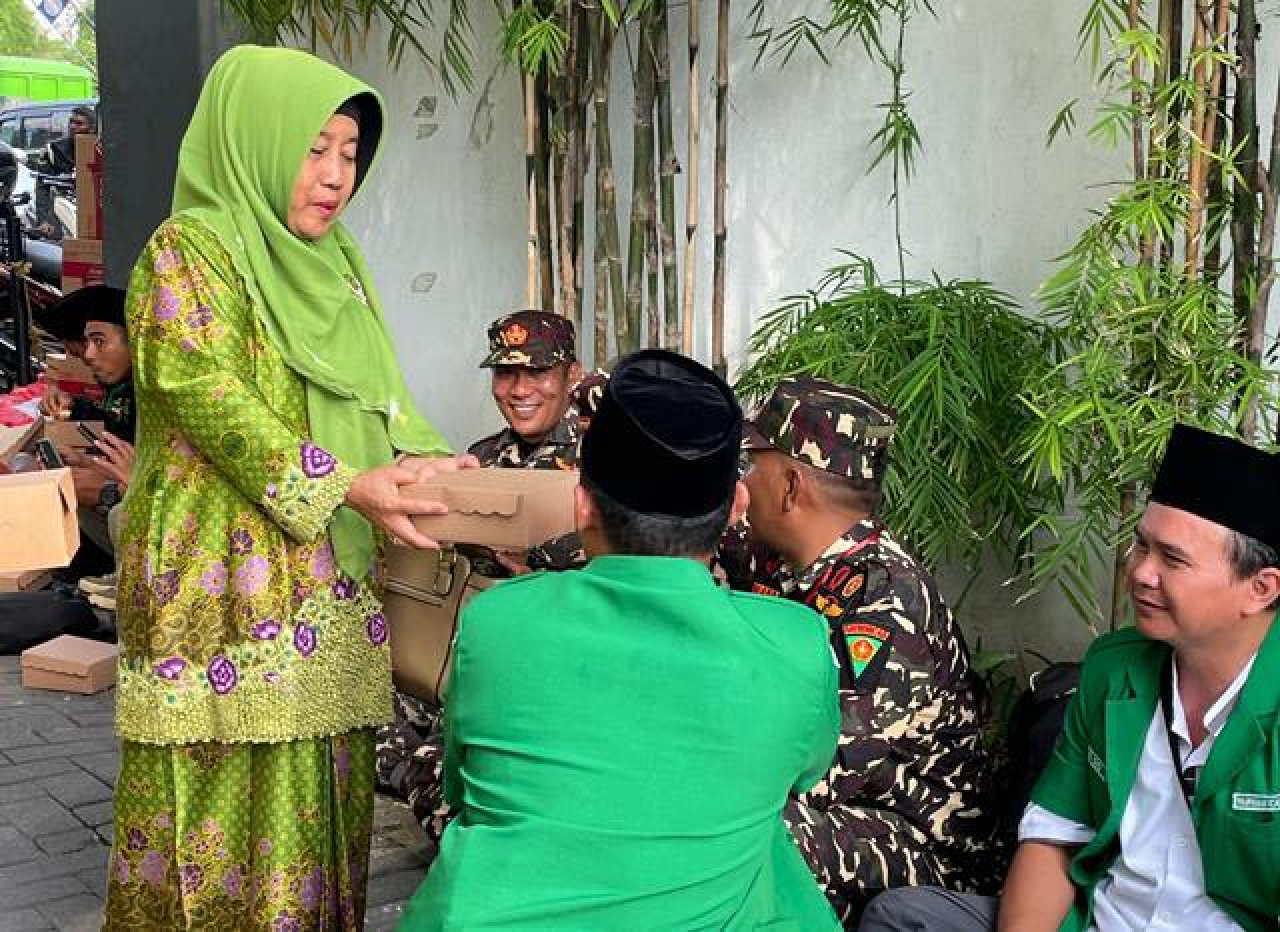 Pengurus Ansor Jatim Dilantik, Emak-emak Muslimat NU Turun Bagikan Nasi Kotak!