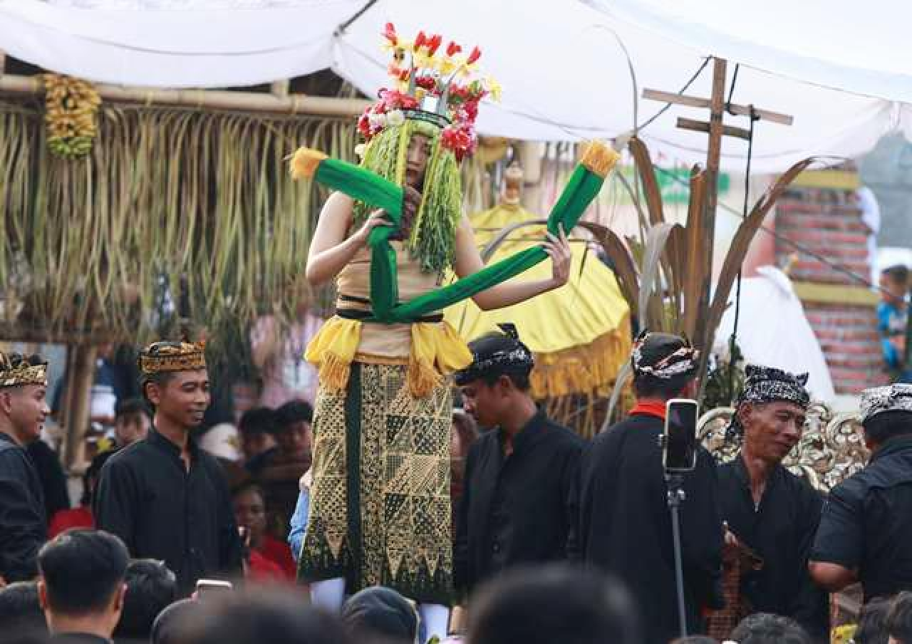 Melihat Ritual Seblang Olehsari Banyuwangi, Wisatawan: Saya Merinding!