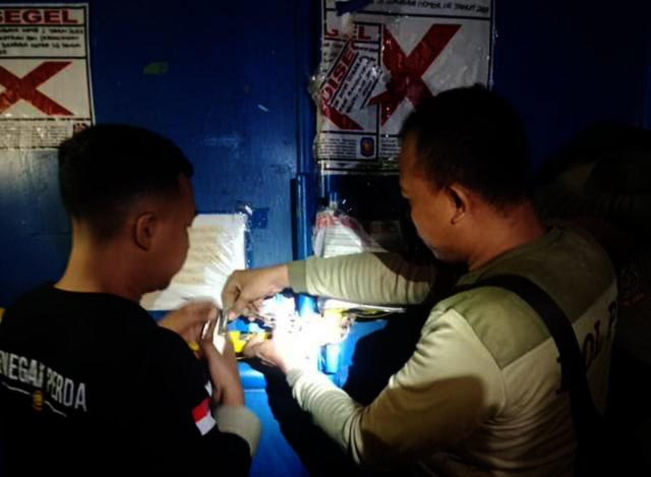 Sepelekan Aturan! Pemkot Surabaya Kembali Segel dan Rantai Gudang CV Sentoso Seal