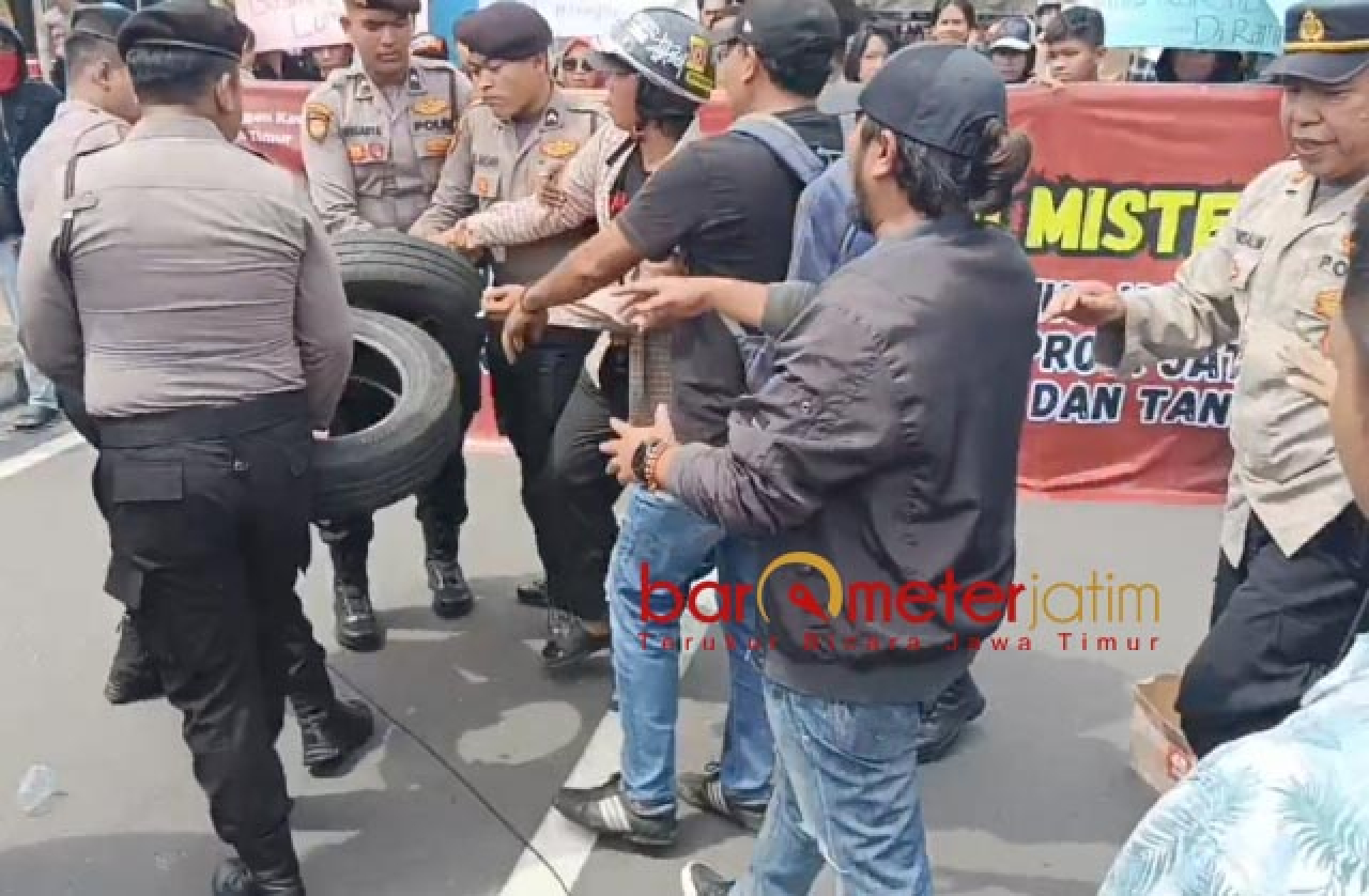 Gagal Bakar Ban, Demo Desak KPK Bongkar Hibah Gubernur Jatim Nyaris Ricuh!