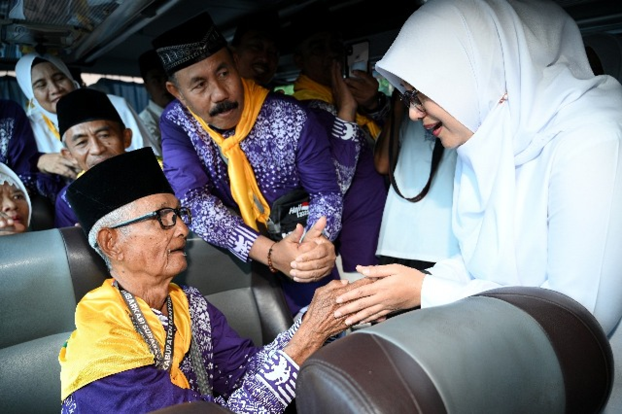 15 Tahun Nabung dari Loper Koran, Warga Banyuwangi Naik Haji di Usia 88 Tahun!