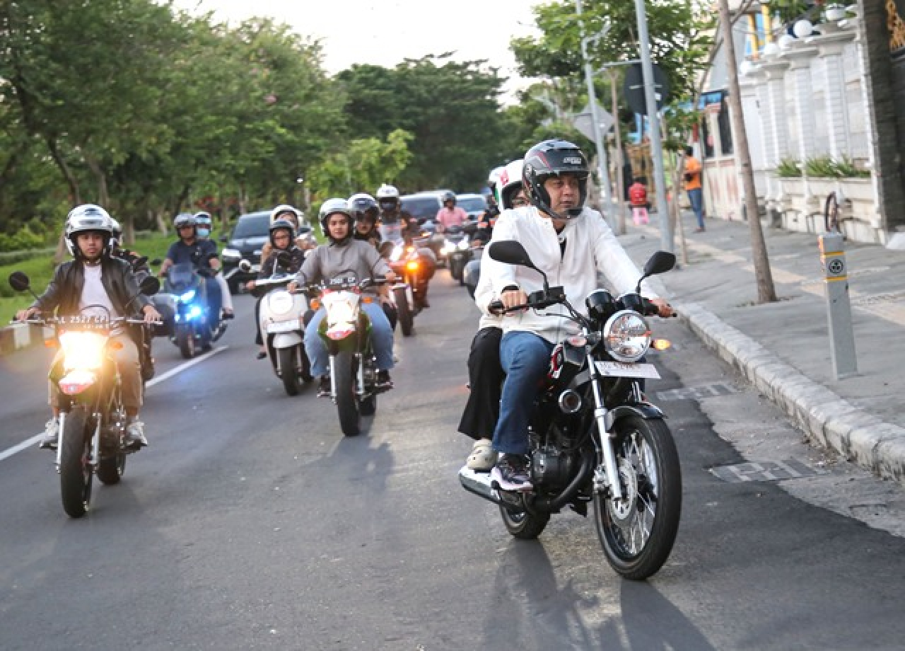 Tinjau Kesiapan Venue Munas Apeksi, Eri Cahyadi Bonceng Istri Naik Motor Sport Klasik