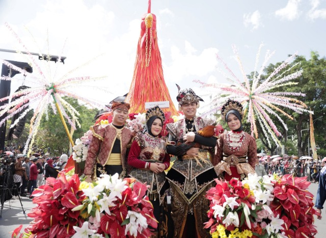 Surabaya Vaganza 2025 Berlangsung Spektakuler, Eri Cahyadi Jadi Sawunggaling!