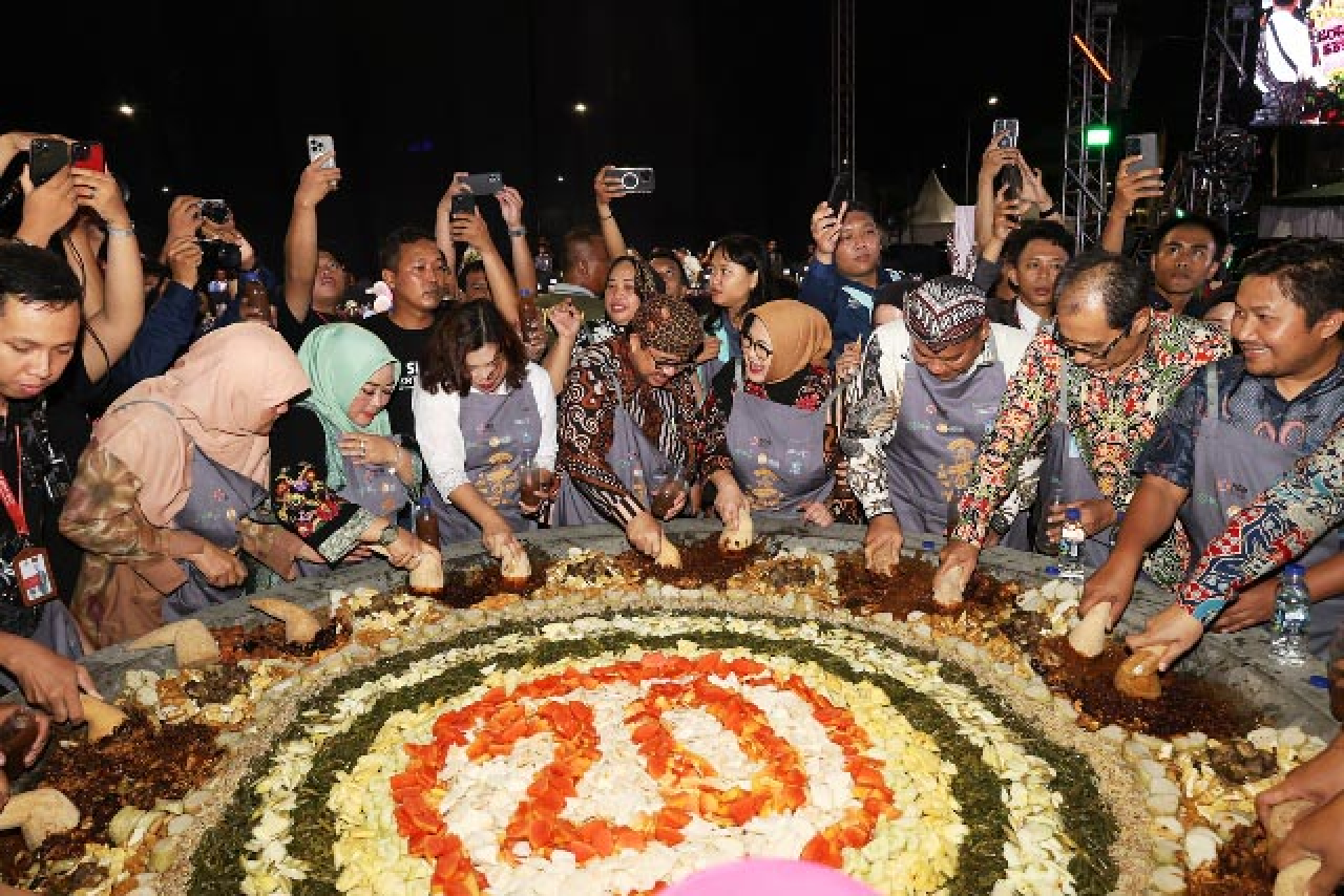 Hidupkan Memori THR-TRS Lewat Festival Rujak Uleg, Warga Surabaya Tumplek Blek!