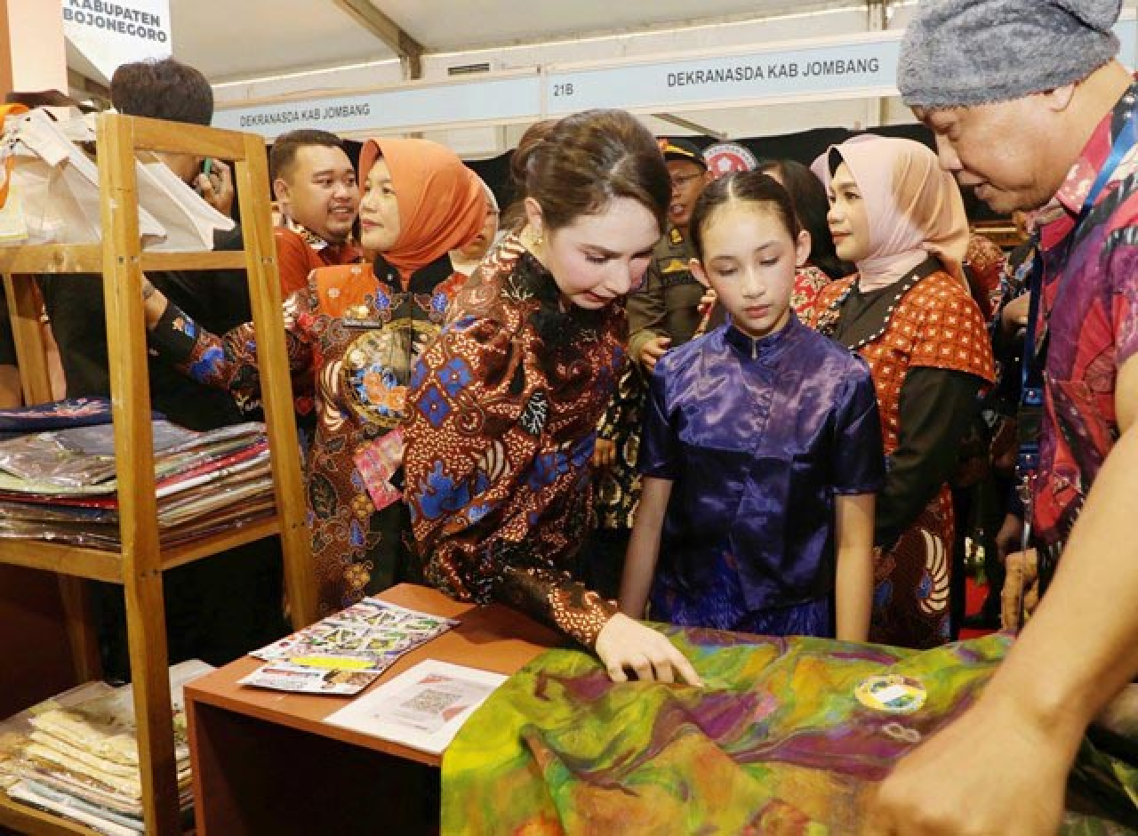 Arumi Bachsin di Festival Wastra Batik: Tanpa Bojonegoro, Indonesia Tak Lengkap!