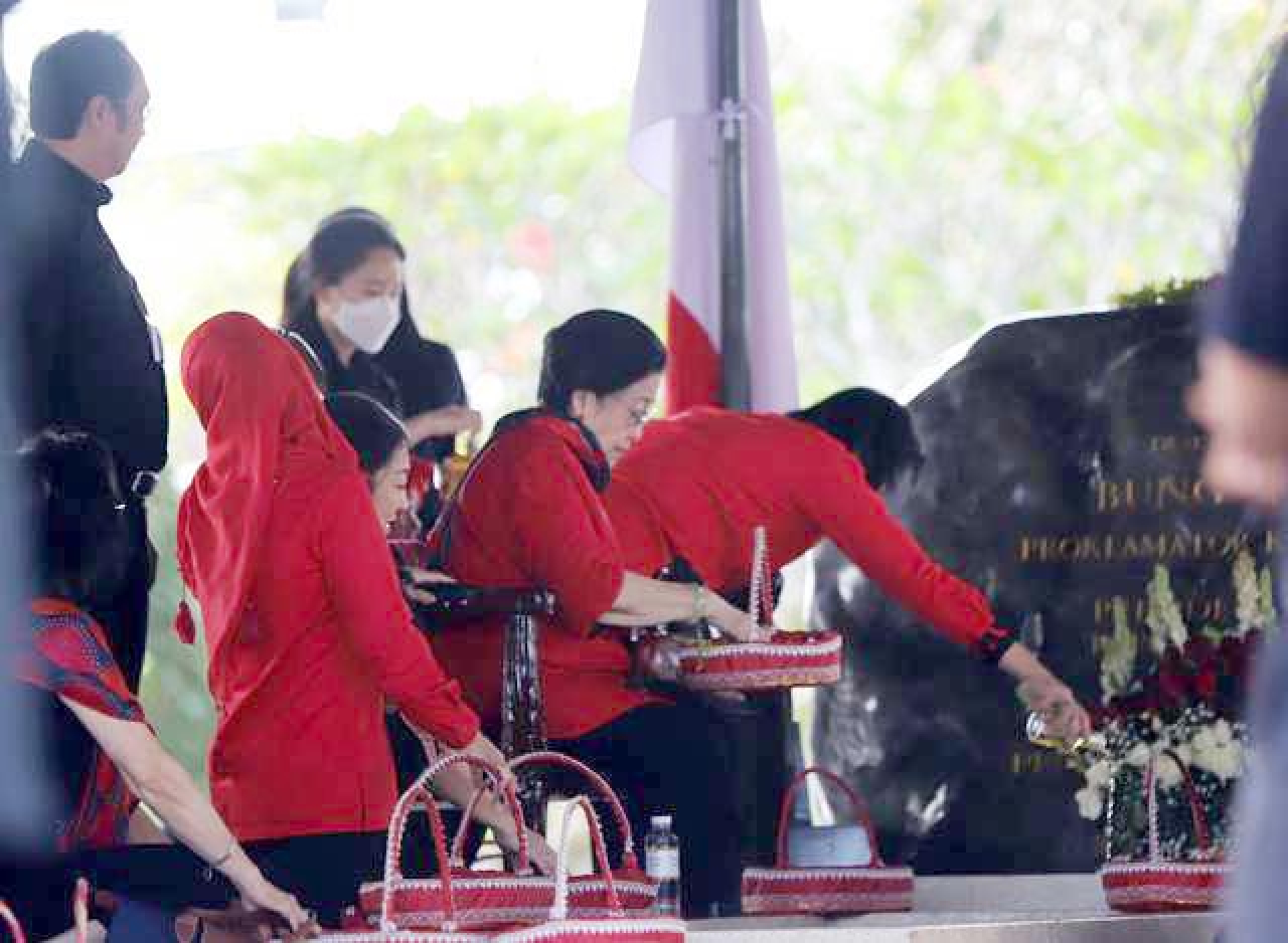 Turun ke Blitar, Megawati Ziarahi Makam Bung Karno dan Serahkan 2 Sapi Kurban