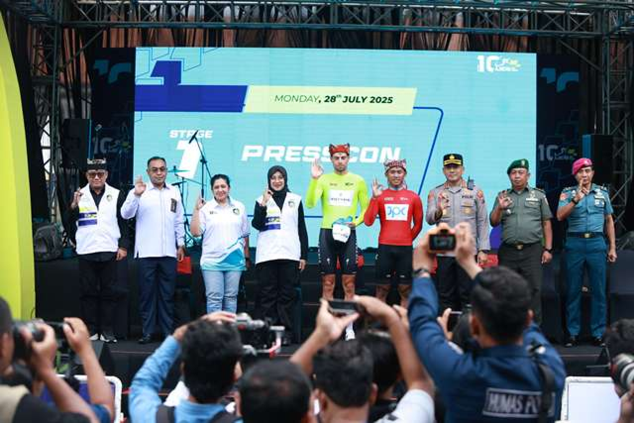 Etape Awal TdBI Lancar, Bupati Ipuk Acungi Jempol untuk Warga Banyuwangi!