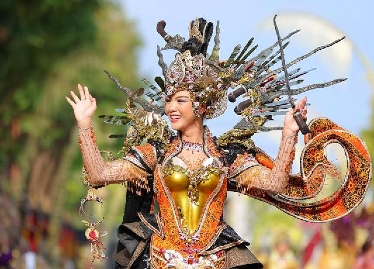 Pakai Busana Heroisme Sayu Wiwit, Putri Indonesia 2025 Tampil Anggun di BEC