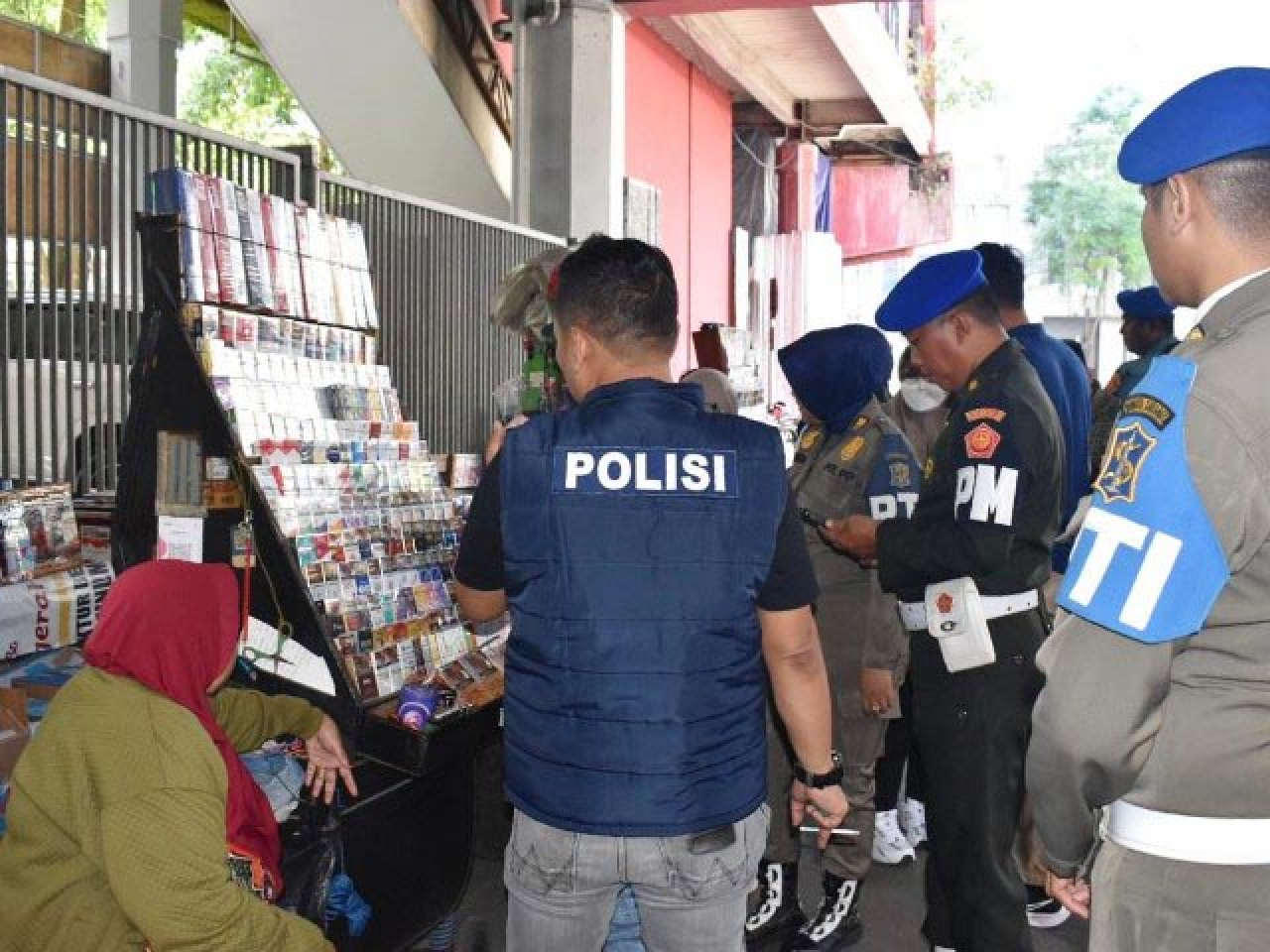 Sasar 7 Lokasi, Satpol PP Surabaya-Bea Cukai Sidoarjo Sita 981 Bungkus Rokok Ilegal