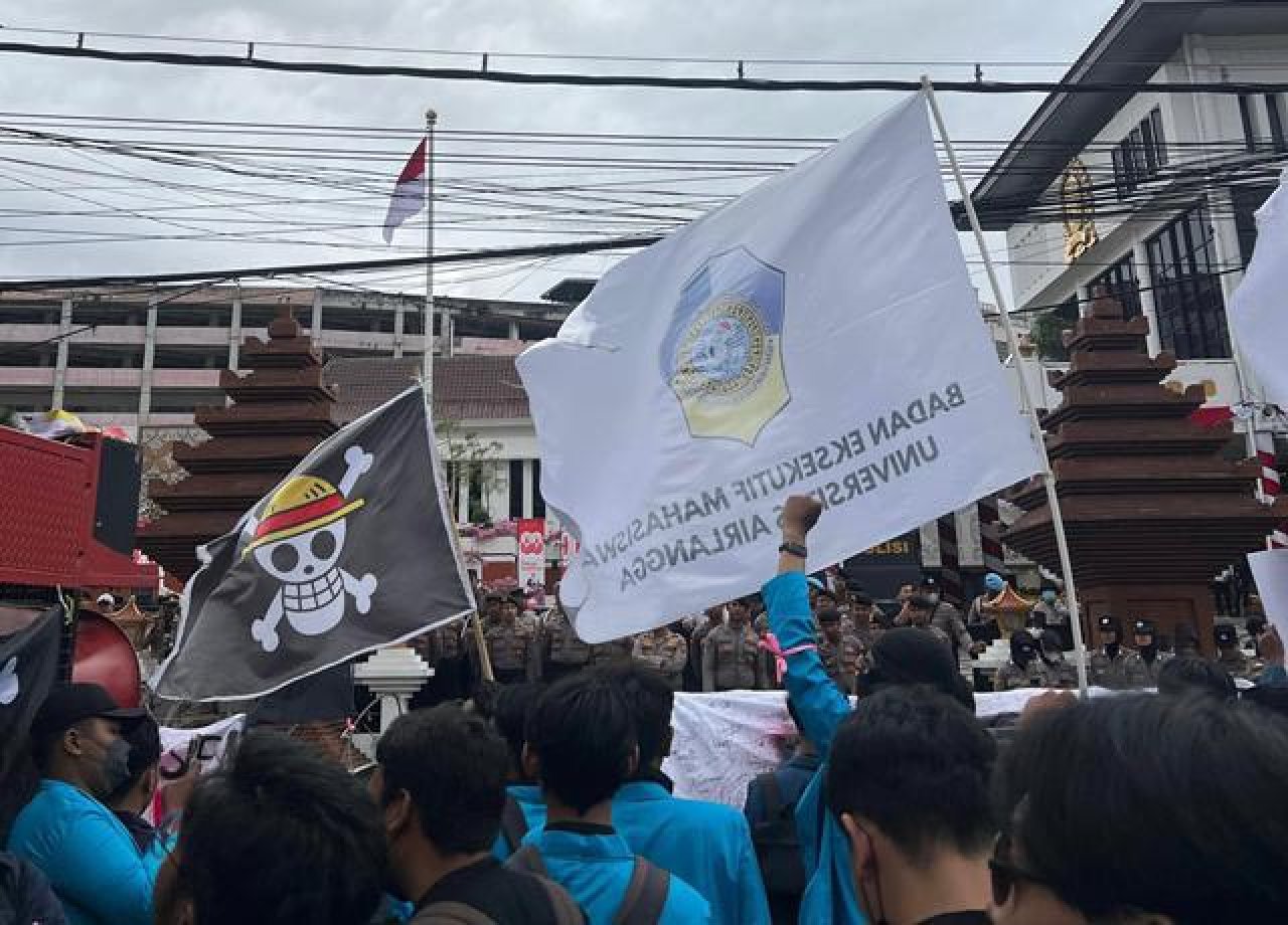 Demo di DPRD Jatim, Aliansi Nakama Bergerak Kibarkan Bendera One Piece!