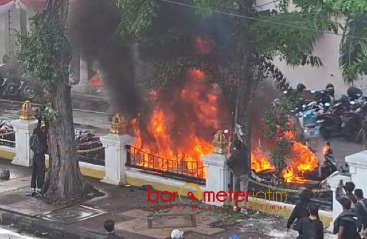 Demo di Grahadi Surabaya Membara! Massa-Polisi Bentrok, Belasan Motor Dibakar