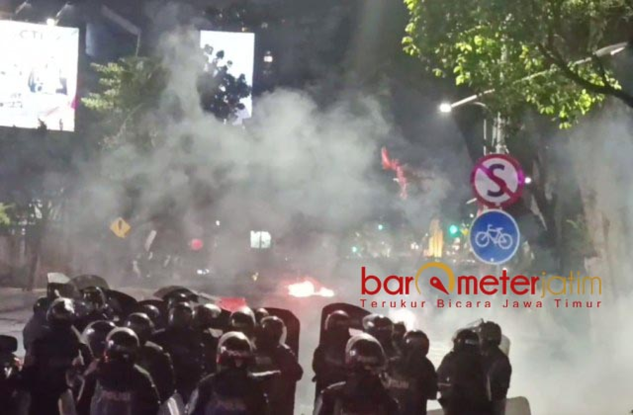 Demo di Surabaya Kian Mencekam! Pembatas Jalan Dibakar, Kantor Polisi Dirusak