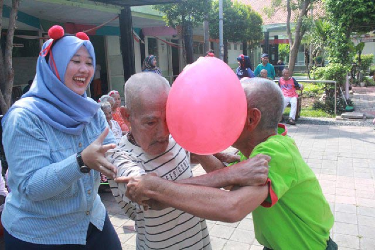 Agustusan di Griya Wredha Surabaya, Seru-seruan Sekaligus Latih Motorik Lansia!