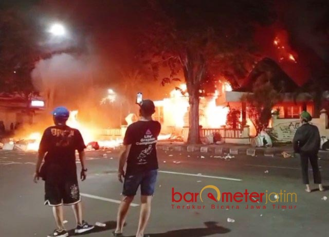 Demo Brutal di Surabaya! Gedung Grahadi Dibakar, Polsek Tegalsari Dihanguskan