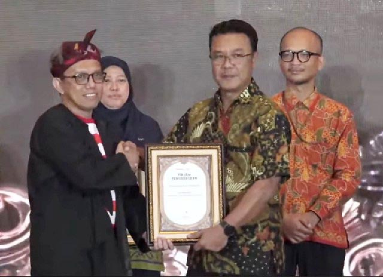 Top! Pemkot Surabaya Sabet Penghargaan Institusi Terpopuler di Medsos