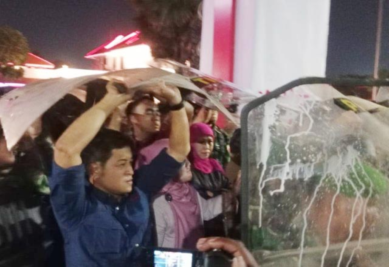 Ribuan Massa Pendemo Kepung Grahadi, Khofifah Jadi Sasaran Pelemparan!