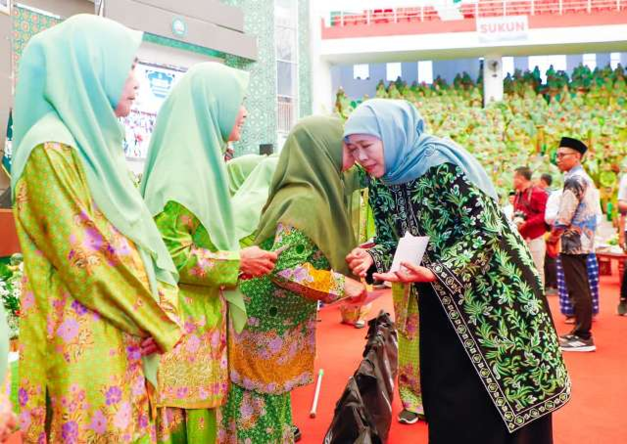 Hindari Rentenir dan Pinjol, Khofifah Sarankan Muslimat NU Utang ke BPR Jatim!