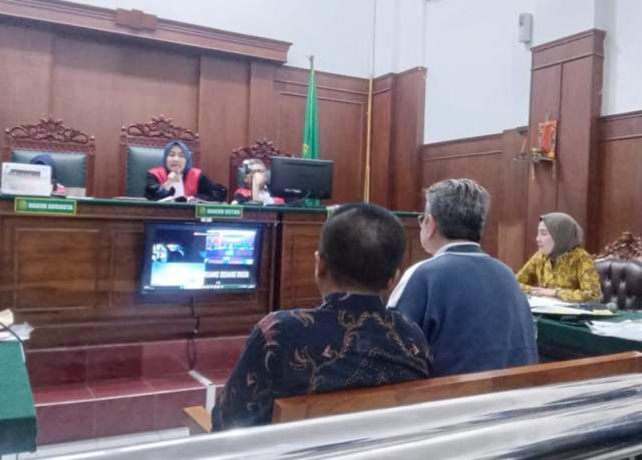 Tuding Anggota DPRD Jatim Benjamin Selingkuh, Istri Tunjukkan Foto Syur di Persidangan!