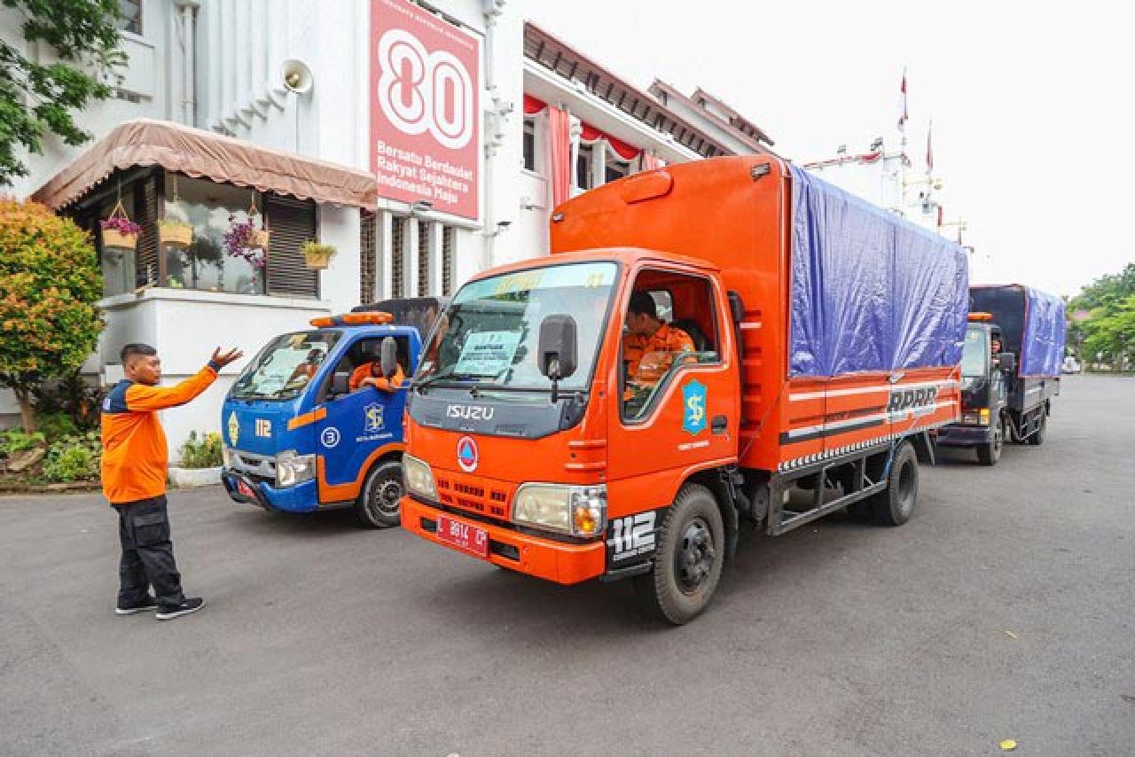 BANTUAN LOGISTIK: Truk berisi logistik dikirim Pemkot Surabaya ke korban banjir di Sumatra. | Foto: Humas