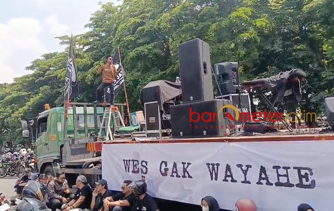Hari Antikorupsi, MAKI Jatim Demo Usung Truk Trailer ke Dinas Kominfo hingga Kejati!