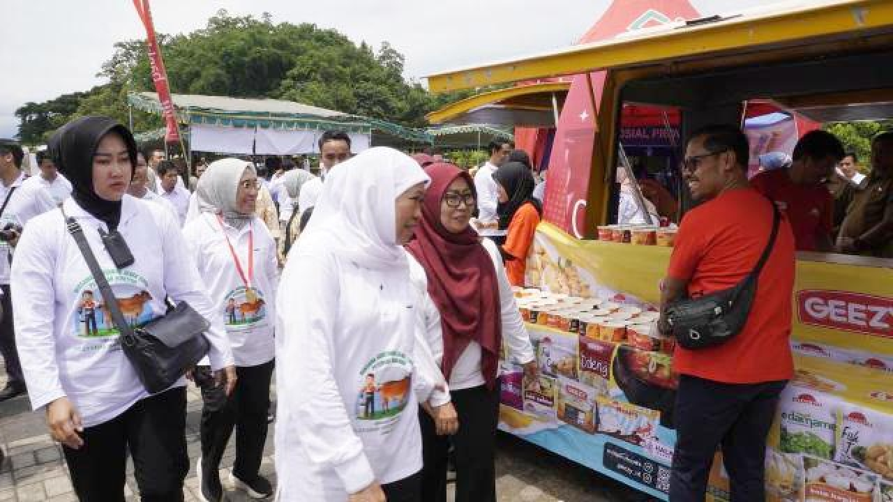 KAYA GIZI: Khofifah di acara produk perikanan Jatim yang kaya gizi dan harga terjangkau. | Foto: DKP Jatim