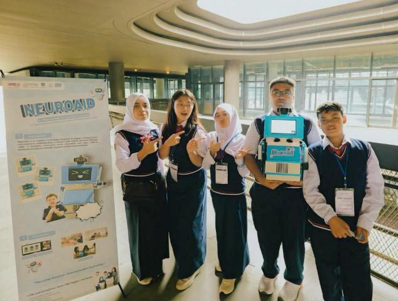 Ciptakan Robot NeuroAid, 5 Pelajar SMP 1 Surabaya Sabet Medali Emas I2ASPO
