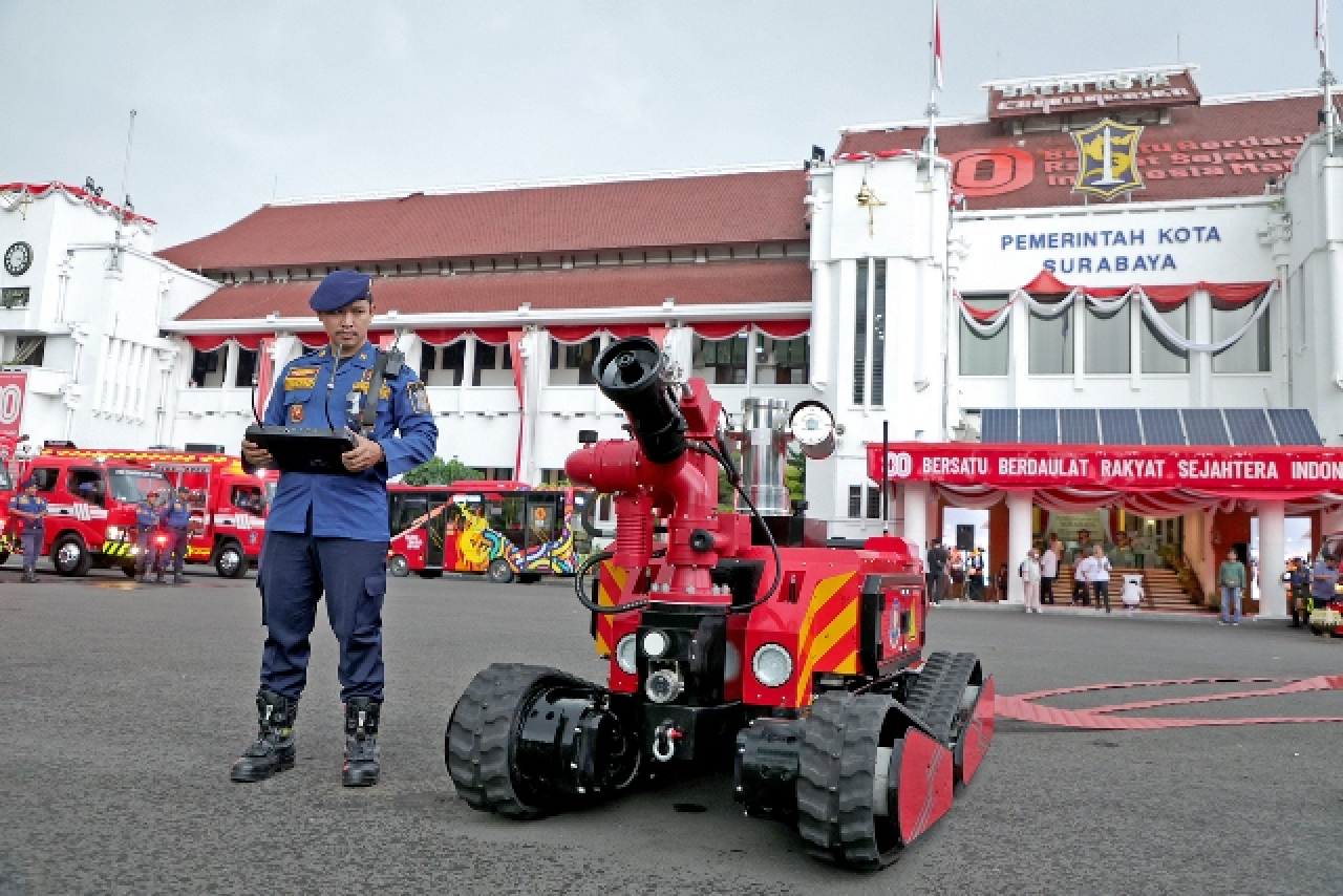 Dilengkapi 2 Unit Robot, Armada Pemadam Kebakaran Surabaya Kian Canggih!