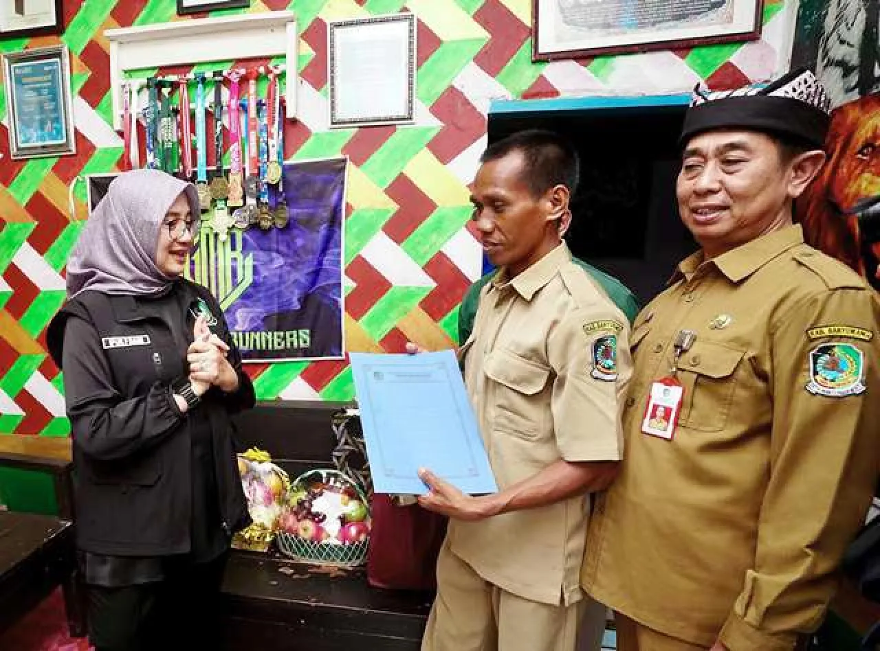 Terima SK PPPK Paruh Waktu, Tukang Kebun di Banyuwangi Penuhi Nazar Lari 52 Km