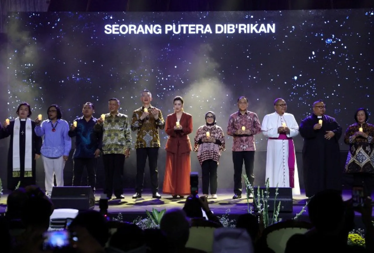 Surabaya Diguyur Hujan, Umat Kristiani Tak Surut Rayakan Natal di Balai Kota!