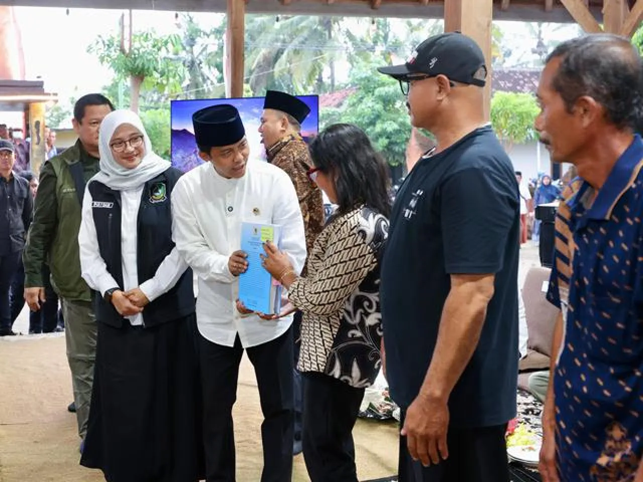 Raja Juli Tuntaskan Janji, Kembali ke Banyuwangi Serahkan SK TORA di 26 Desa
