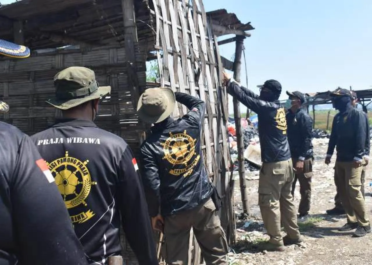 Tabrak Perda, 40 Gudang Sampah Liar di Kawasan TPA Benowo Surabaya Dibongkar!
