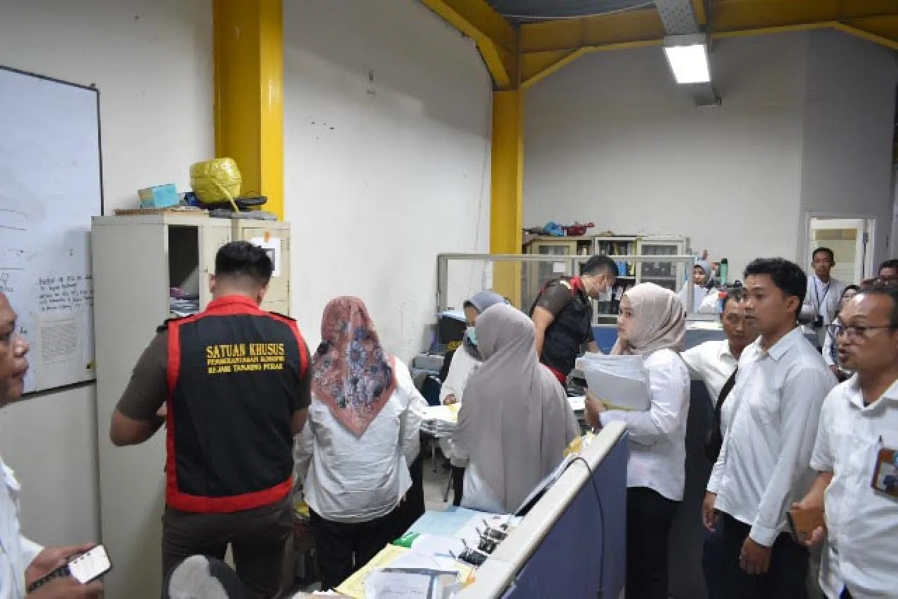 Cari Bukti Dugaan Korupsi Sewa Stan, Kejari Tanjung Perak Geledah PD Pasar Surya!