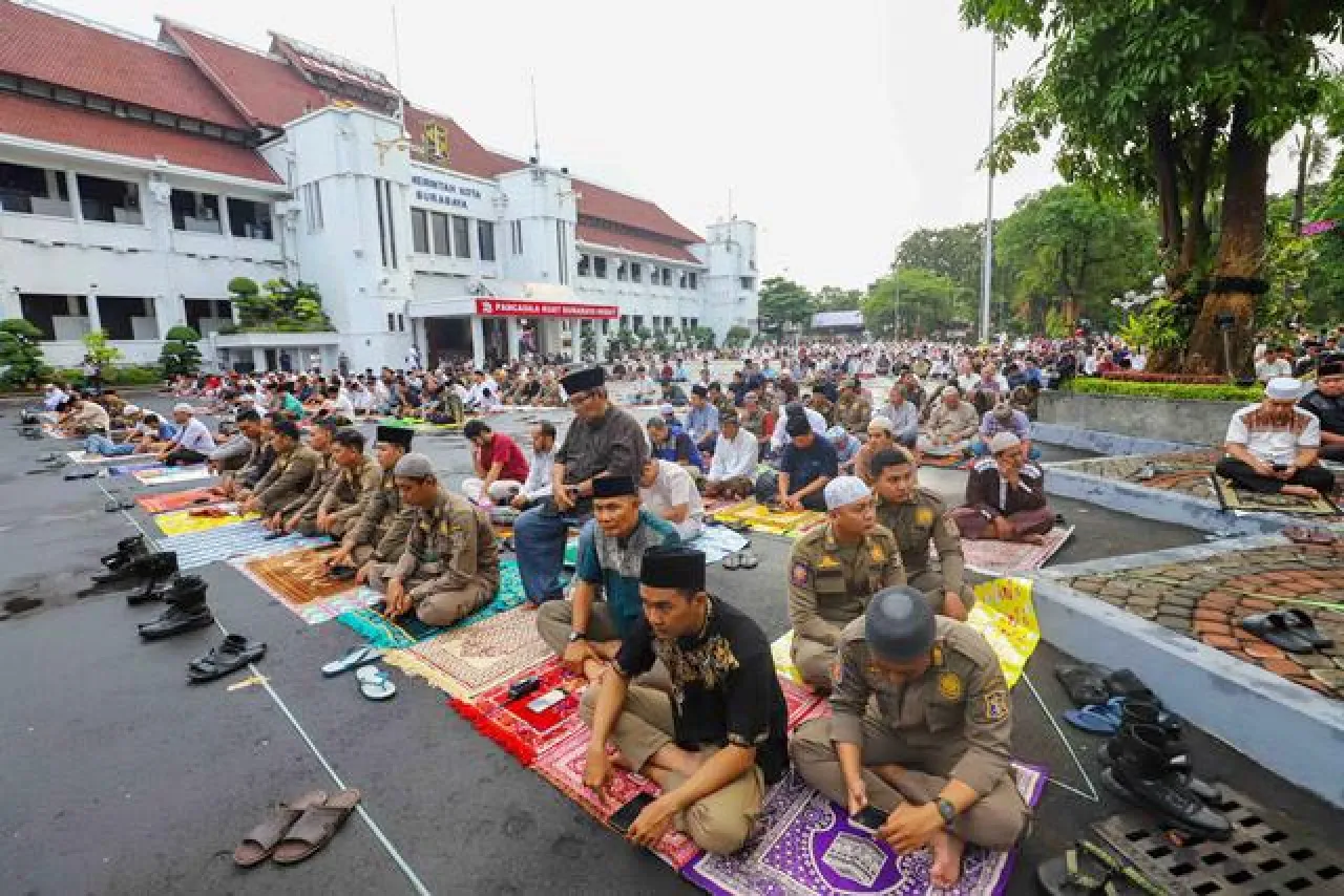 Shalat Idul Adha di Balai Kota Surabaya, Gerimis Tak Surutkan Antusias Warga
